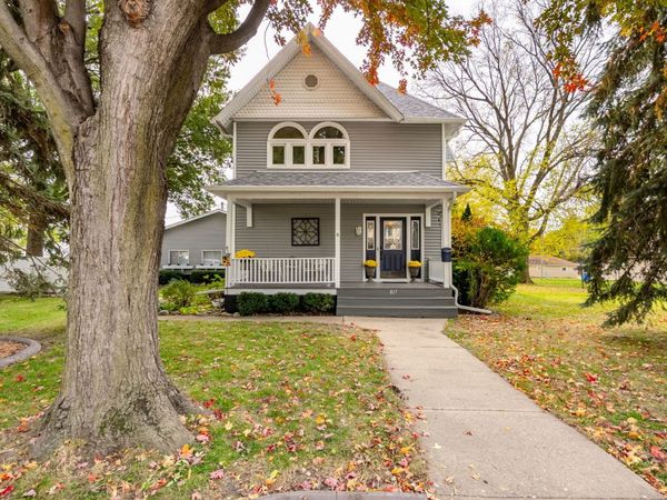 817 6th Street , De Witt, IA 52742
