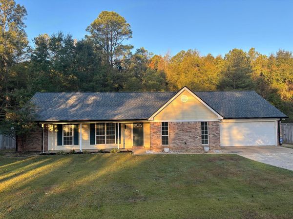 98 Bowling Green Circle, Columbus, MS 39702