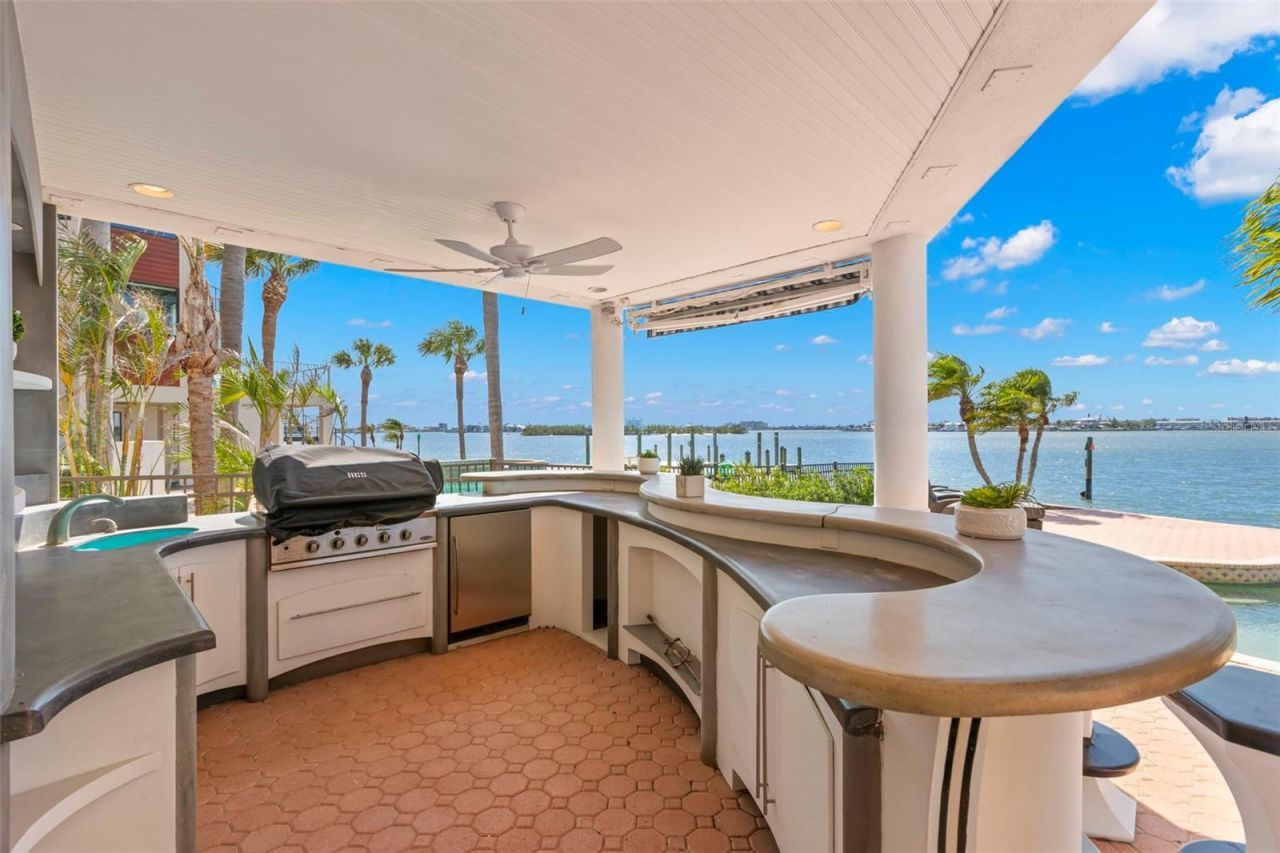 6130 Kipps Colony Drive W, Gulfport, FL 33707 Photo