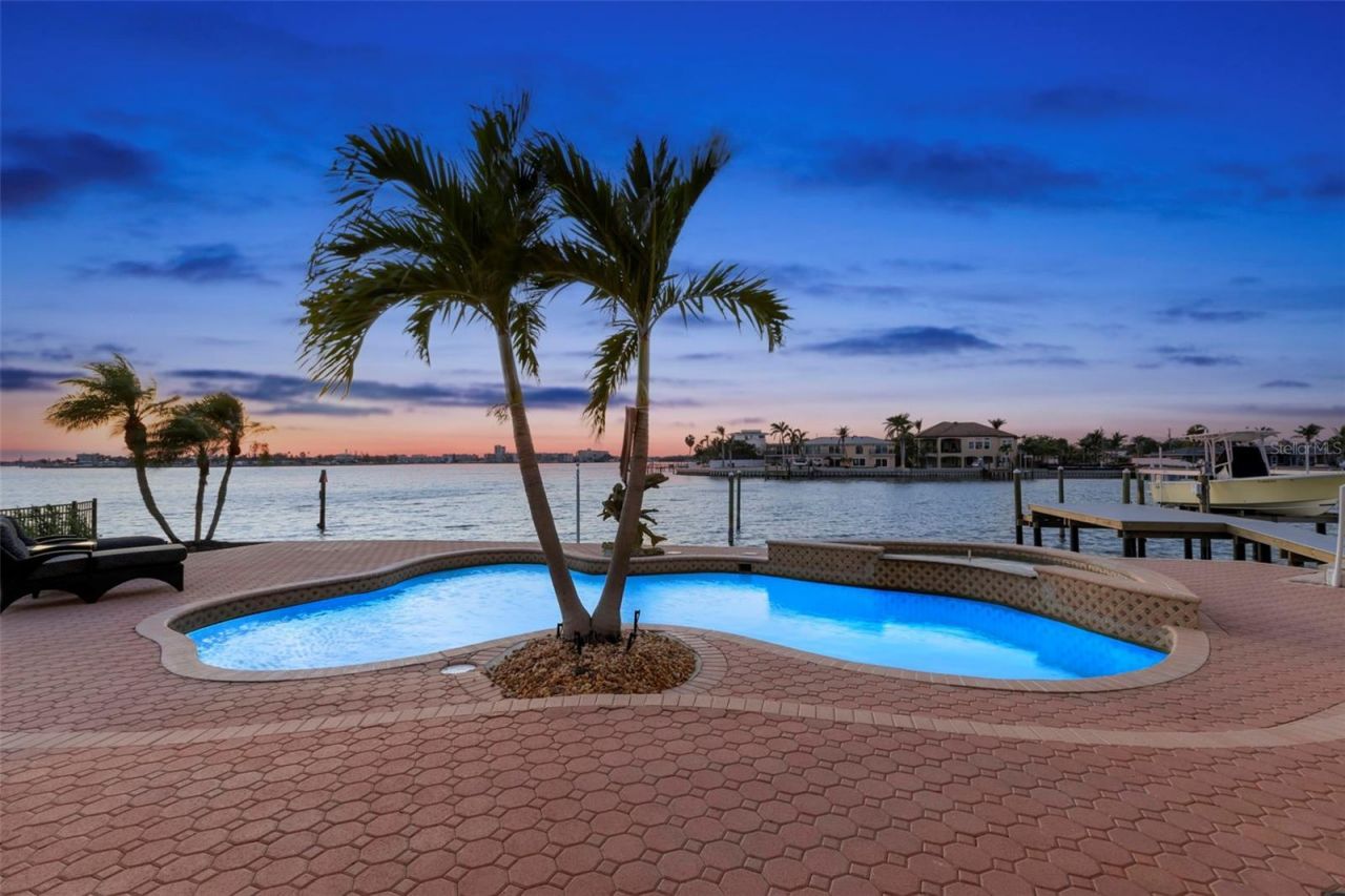 6130 Kipps Colony Drive W, Gulfport, FL 33707 Photo
