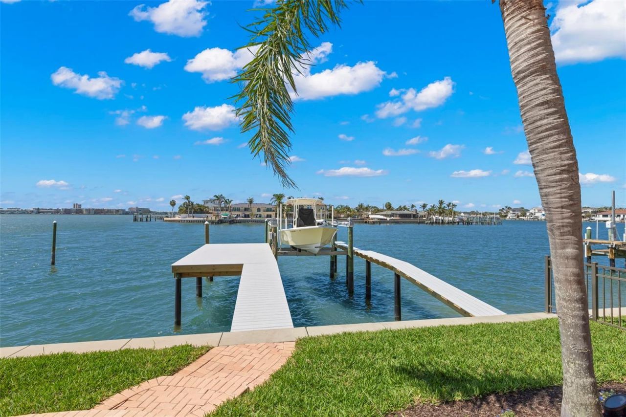 6130 Kipps Colony Drive W, Gulfport, FL 33707 Photo