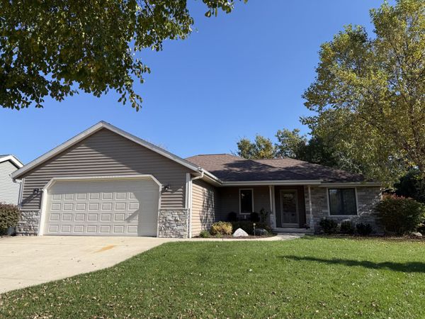 833 Hudson Trl, Lake Geneva, WI 53147