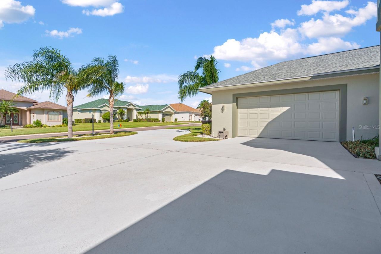 2751 Huntington Hills Drive , Lakeland, FL 33810 Photo