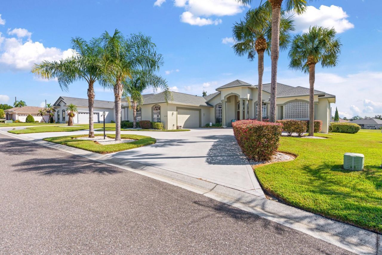 2751 Huntington Hills Drive , Lakeland, FL 33810 Photo