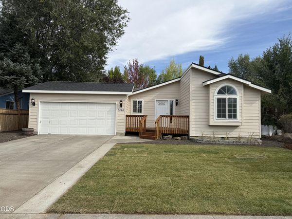 3194 NE Weeping Willow Drive, Bend, OR 97701