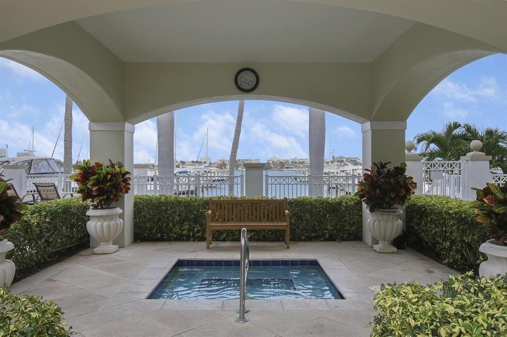 806 E Windward Way, Unit 305, Lantana, FL 33462 Photo