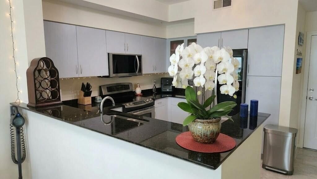 806 E Windward Way, Unit 305, Lantana, FL 33462 Photo