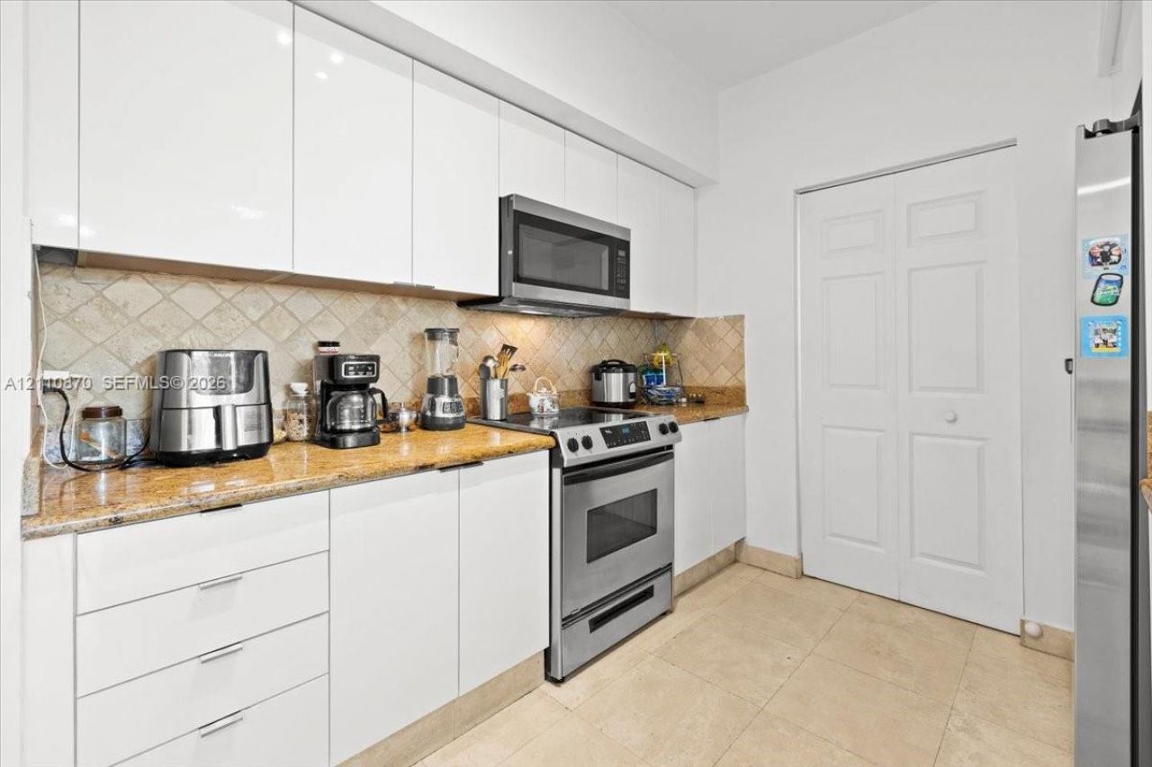 1755 E Hallandale Beach Blvd , Unit MEZ5E, Hallandale Beach, FL 33009 Photo