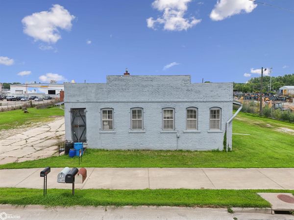 800 Cash Street, Burlington, IA 52601