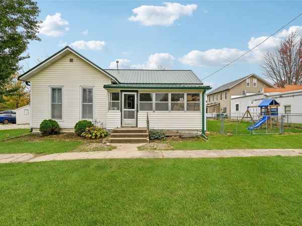 608 E Washington Street , Center Point, IA 52213