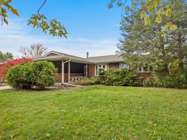 246 Greenbriar Street , Elk Grove Village, IL 60007