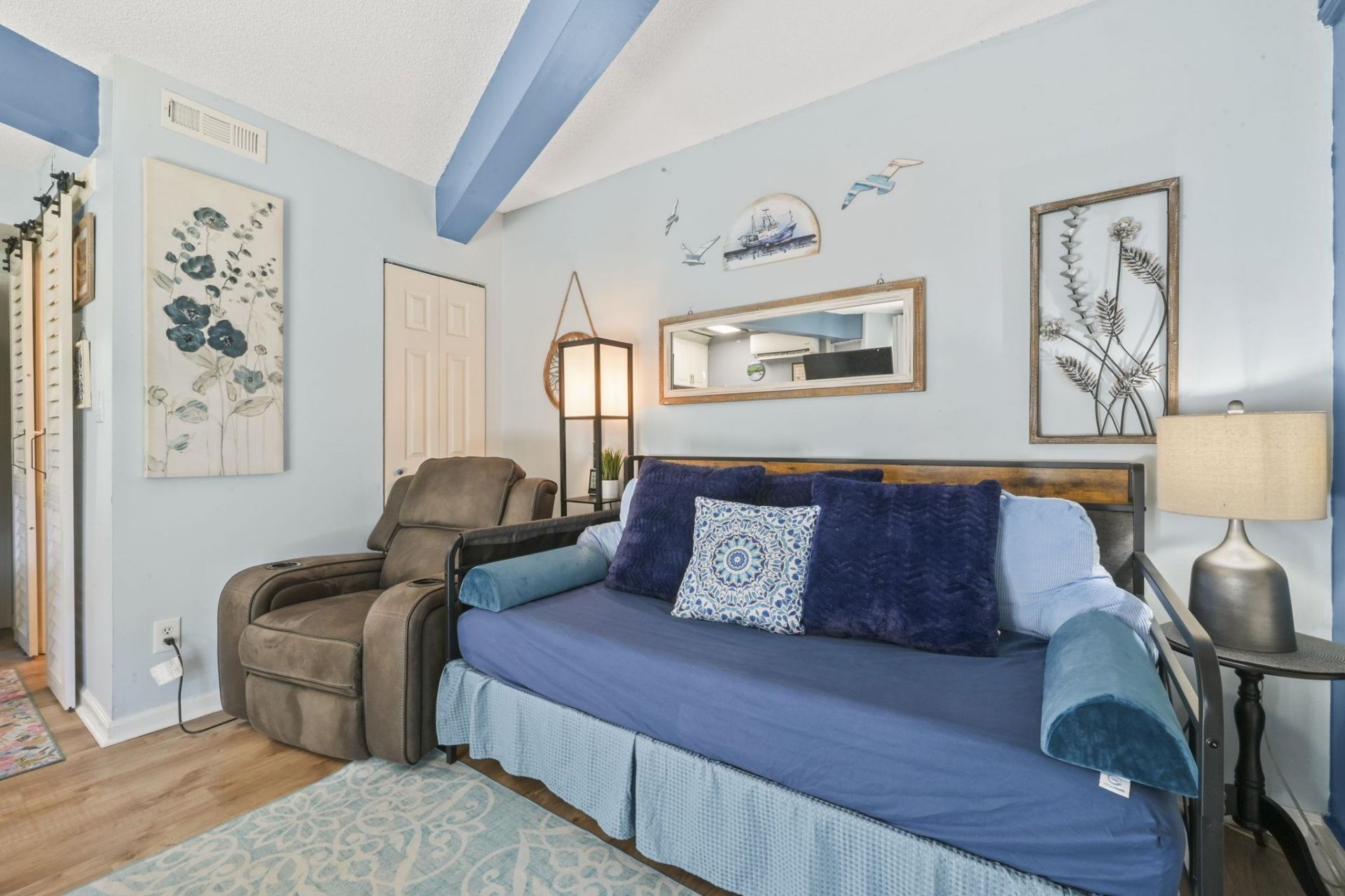 401 Tree Top Ct.  Photo 7