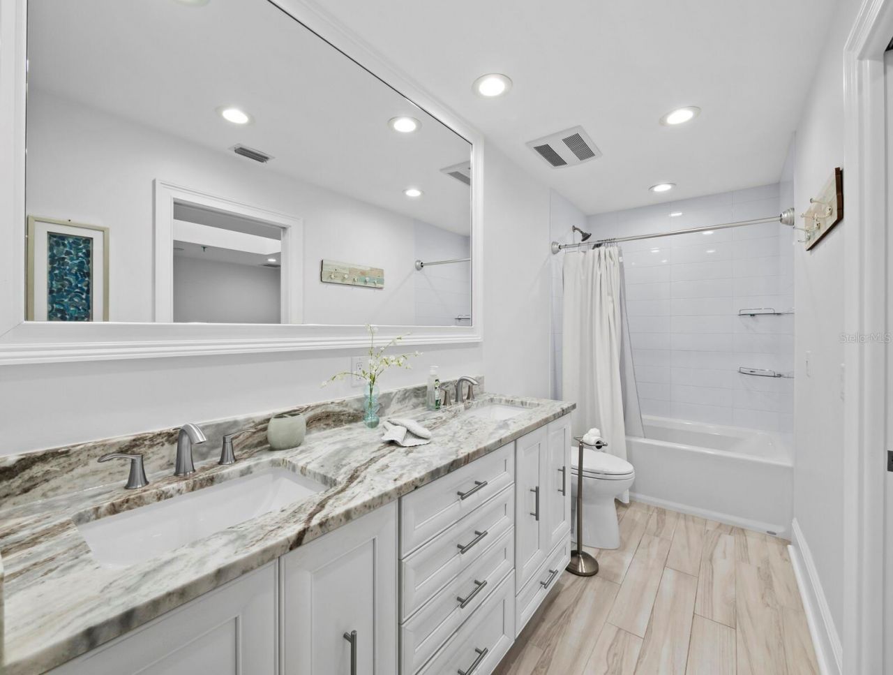 2352 Harbour Oaks Drive, Longboat Key, FL 34228 Photo