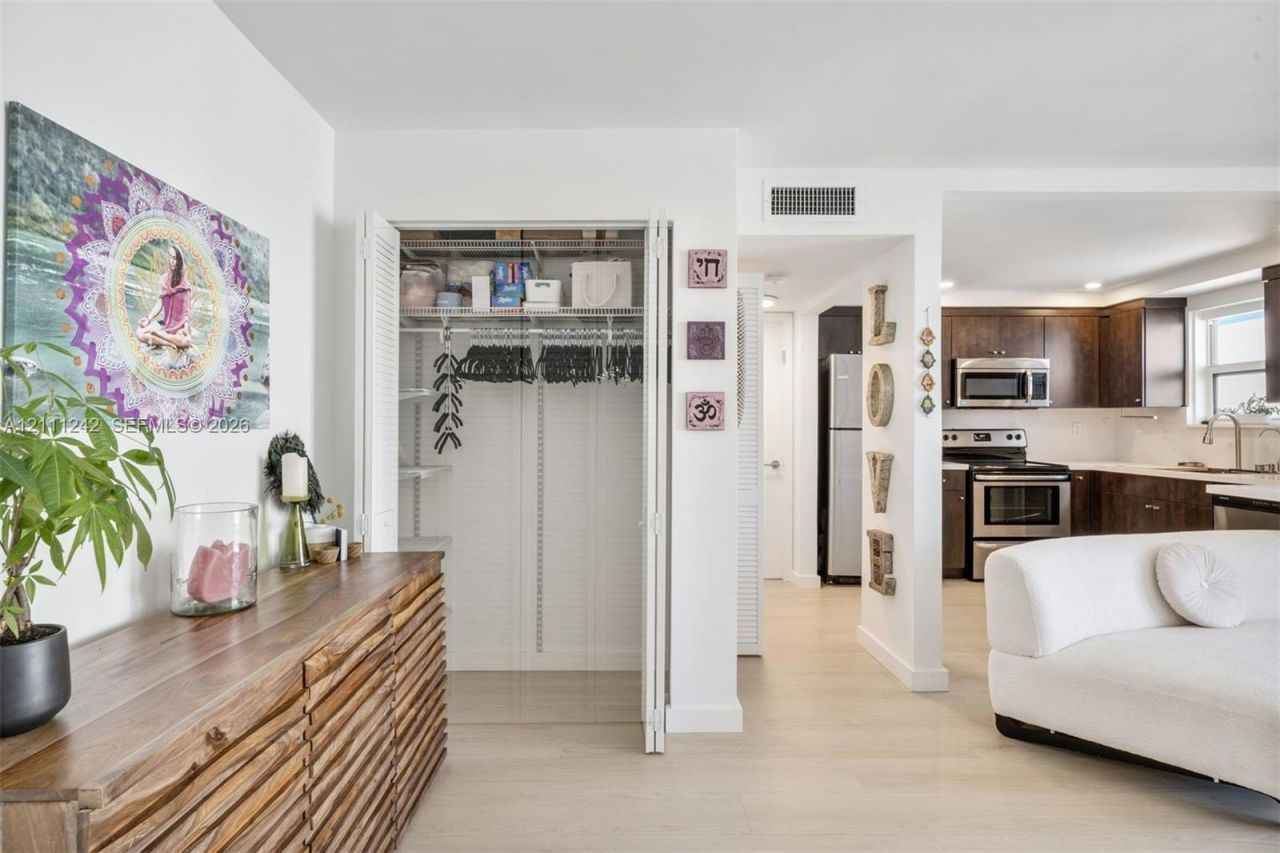 4301 Collins Ave, Unit 1007, Miami Beach, FL 33140 Photo