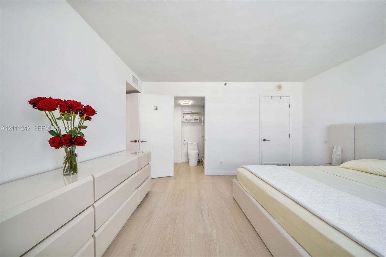 4301 Collins Ave, Unit 1007, Miami Beach, FL 33140 Photo