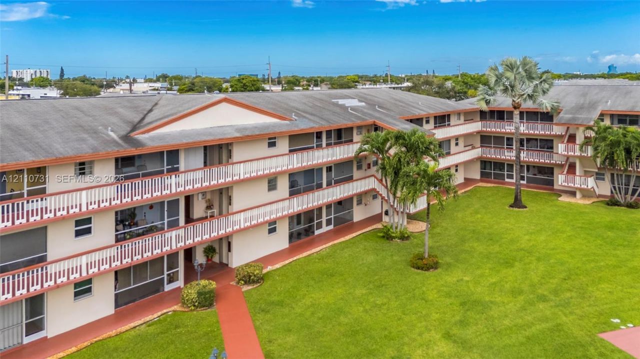 5300 Washington St, Unit N215, Hollywood, FL 33021 Photo