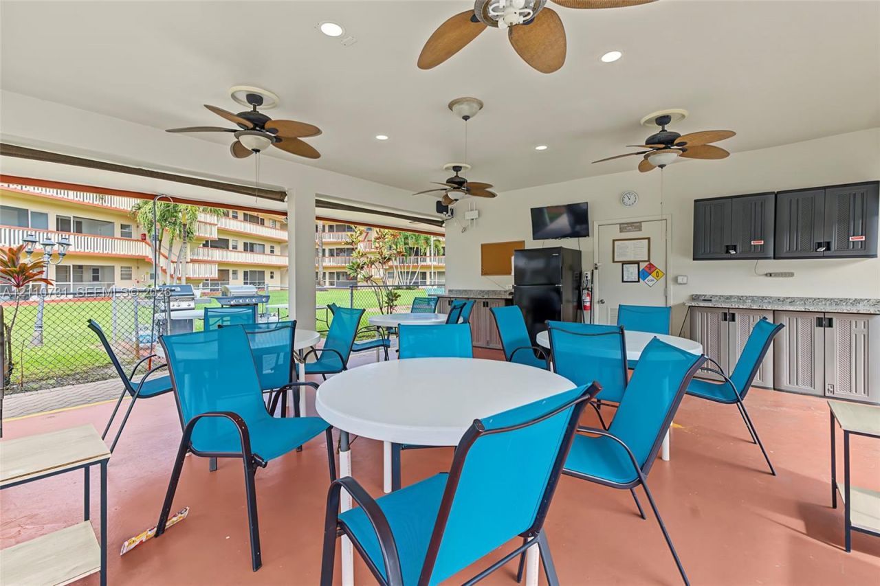 5300 Washington St, Unit N215, Hollywood, FL 33021 Photo