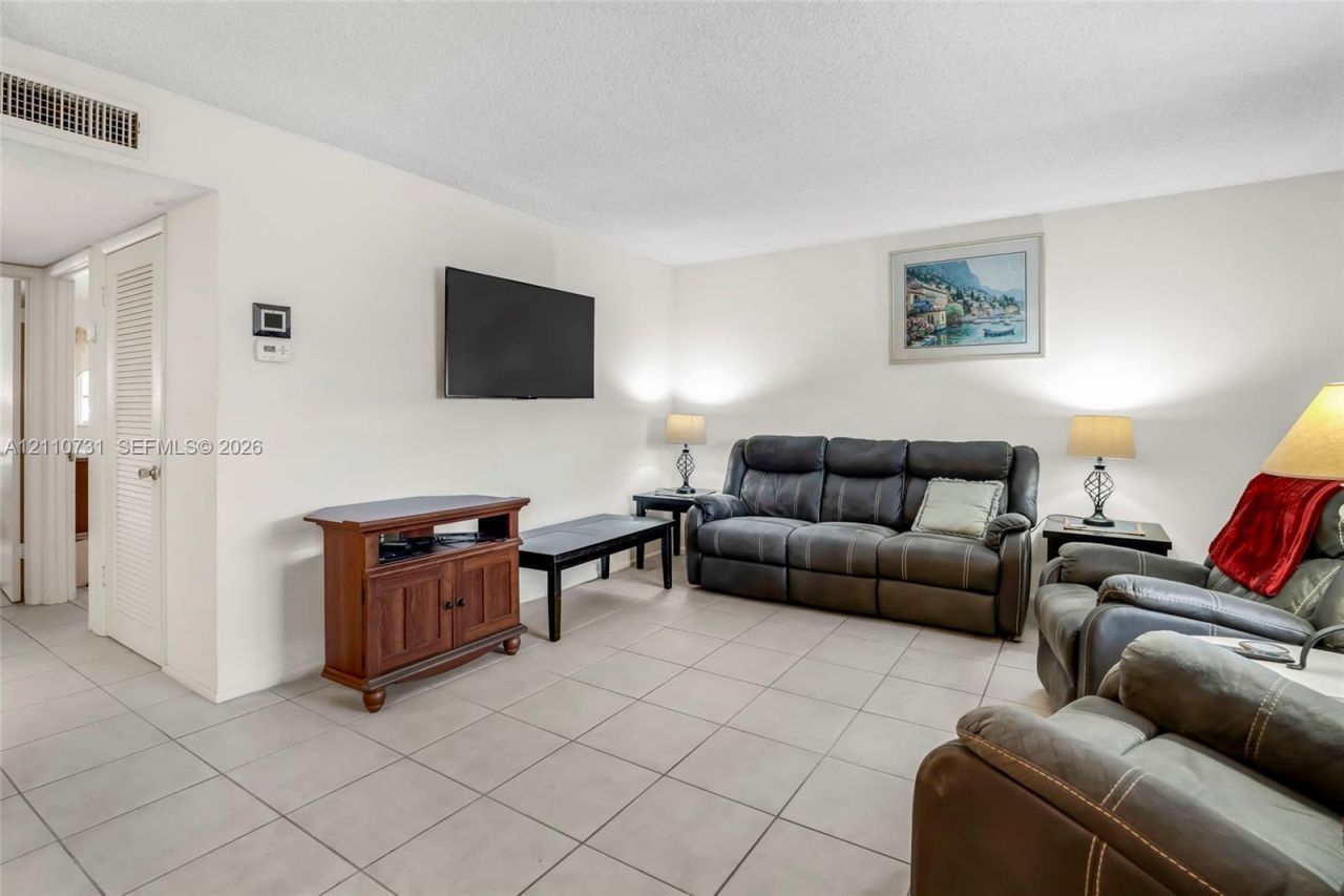 5300 Washington St, Unit N215, Hollywood, FL 33021 Photo