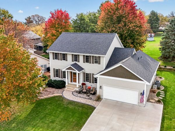 2524 Country Side Place , West Des Moines, IA 50265