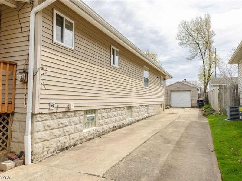 1177 Neptune Avenue , Akron, OH 44301 Photo 2