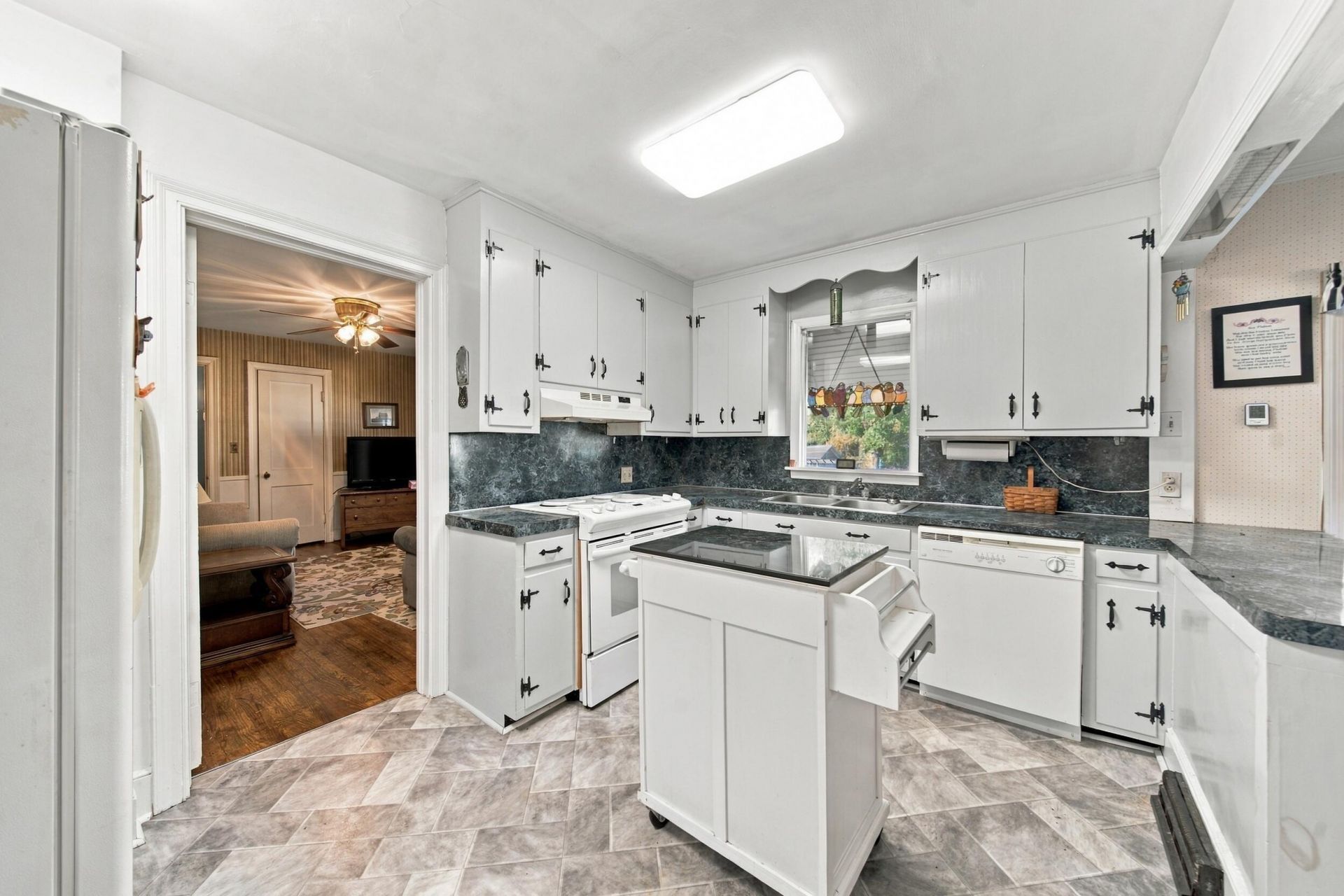3670 Main Highway Photo 7