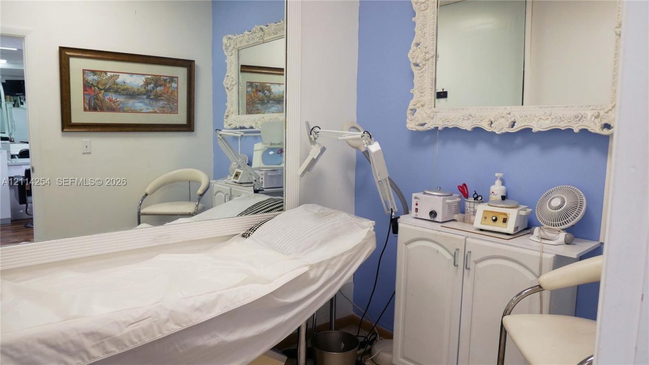 2180 NE 123 , North Miami, FL 33181 Photo
