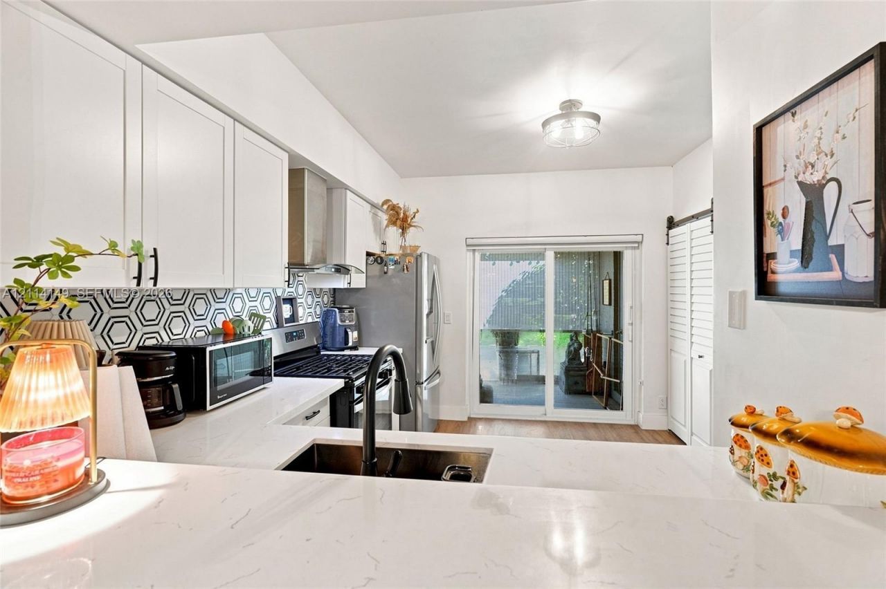 7898 Dixie Beach Cir , Tamarac, FL 33321 Photo