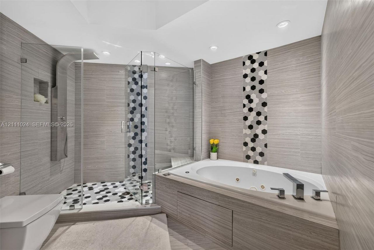 6301 Collins Ave , Unit 2707, Miami Beach, FL 33141 Photo