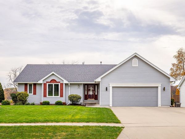 2555 E Leach Avenue , Des Moines, IA 50320