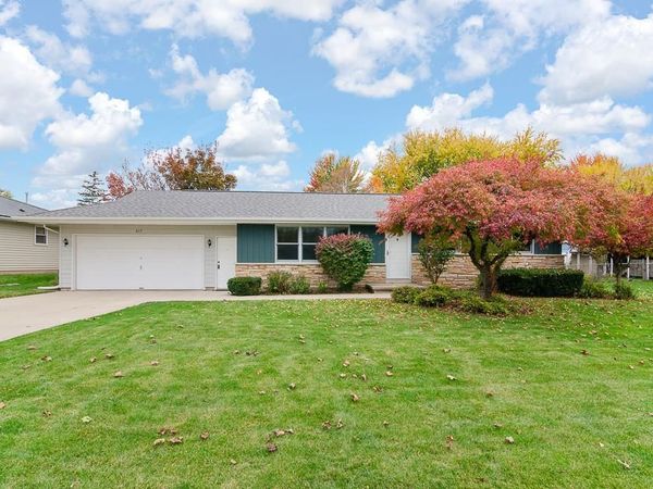 617 N CAMBRIDGE DRIVE, Appleton, WI 54915