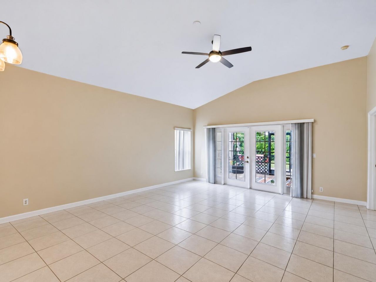 8071 Via Hacienda, Riviera Beach, FL 33418 Photo