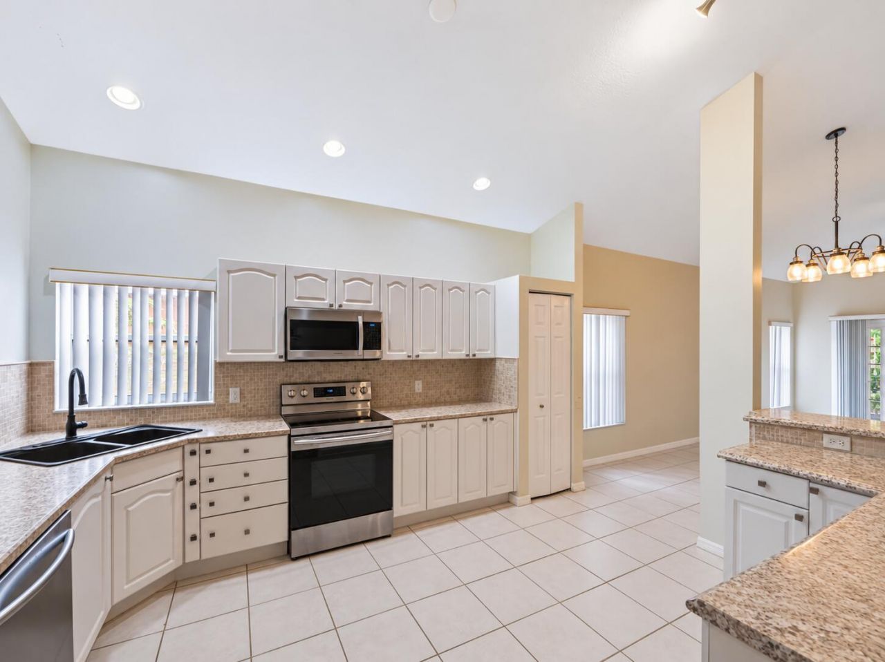 8071 Via Hacienda, Riviera Beach, FL 33418 Photo