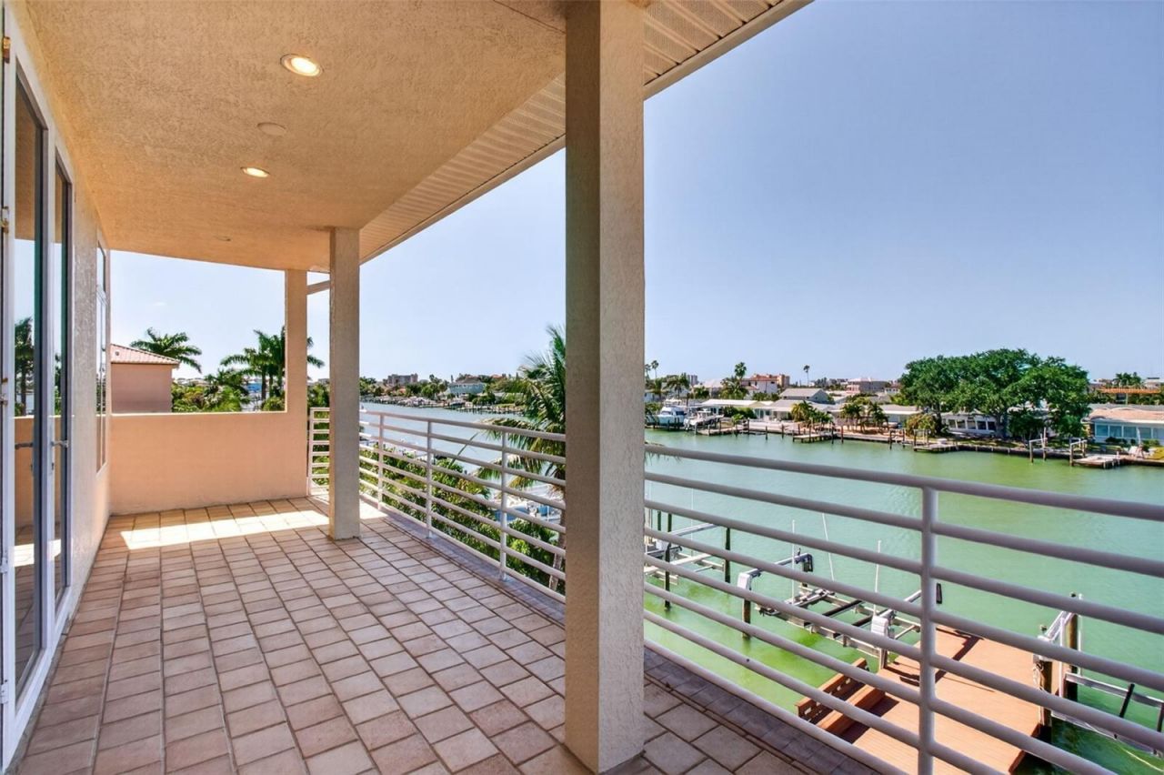 532 Johns Pass Avenue, Madeira Beach, FL 33708 Photo