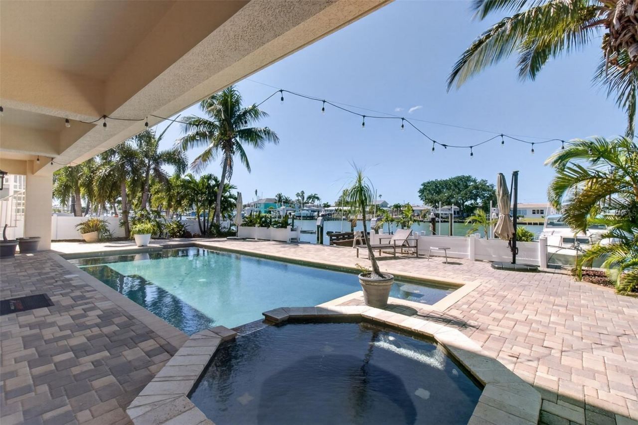 532 Johns Pass Avenue, Madeira Beach, FL 33708 Photo