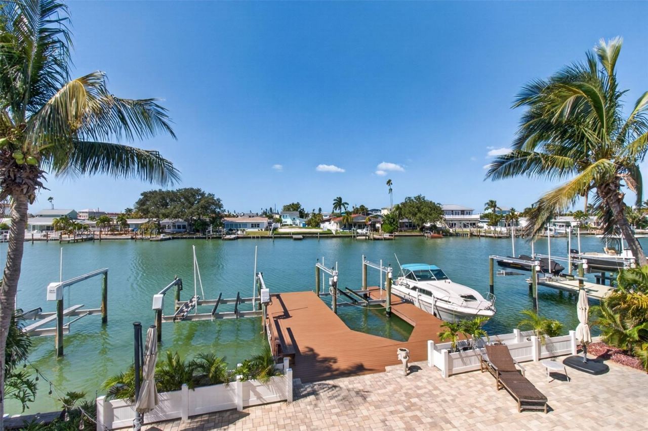 532 Johns Pass Avenue, Madeira Beach, FL 33708 Photo