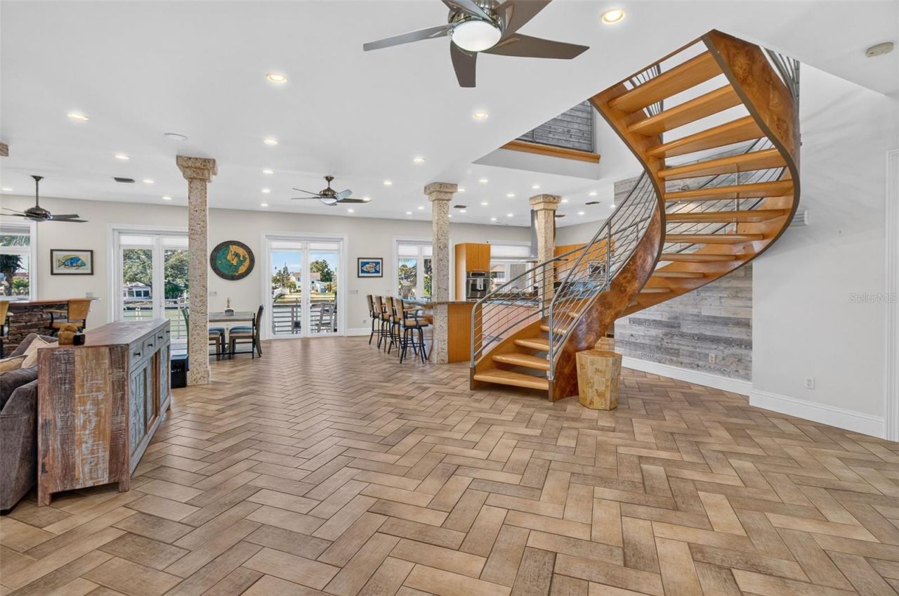532 Johns Pass Avenue, Madeira Beach, FL 33708 Photo