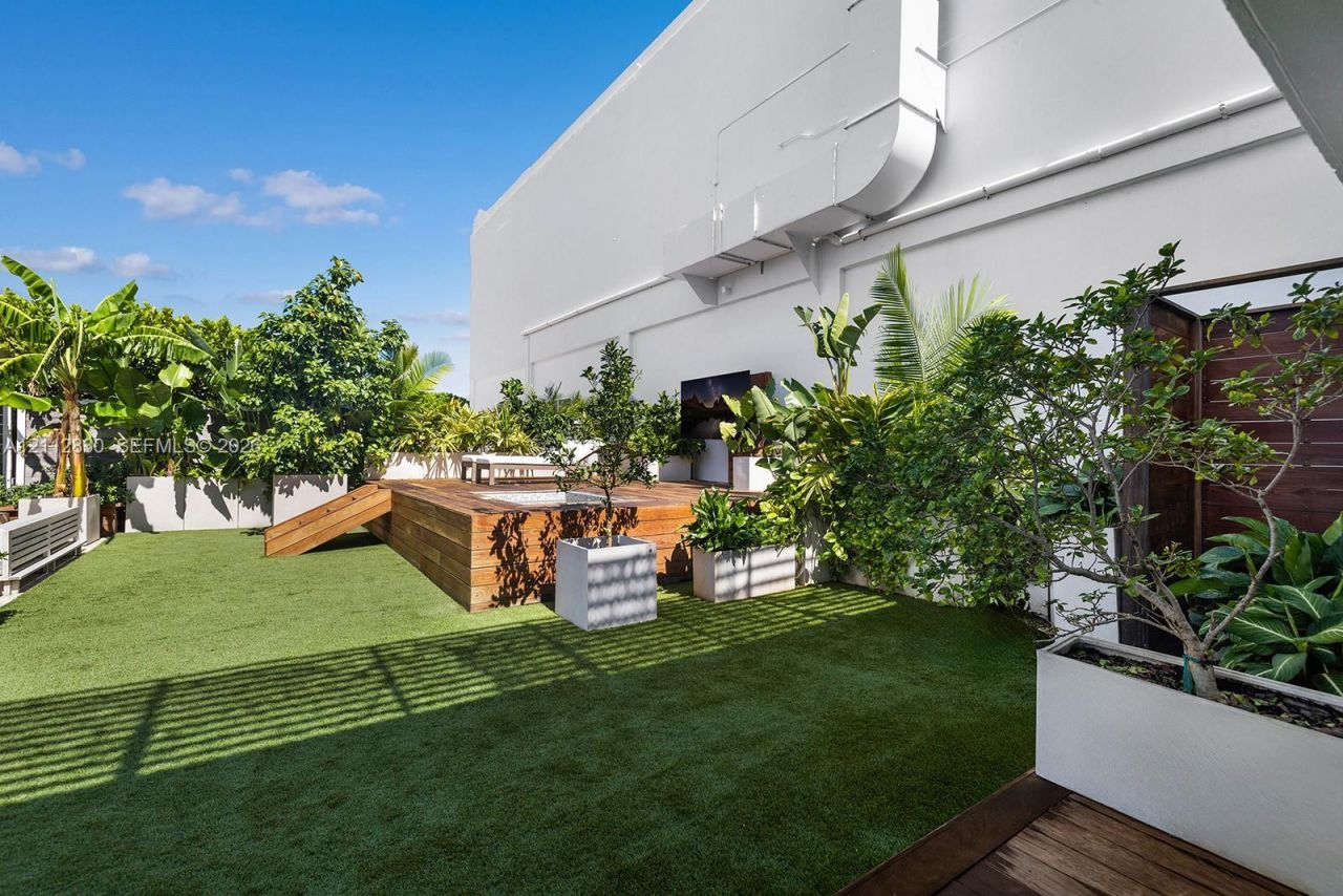 102 24th St , Unit PH1717, Miami Beach, FL 33139 Photo
