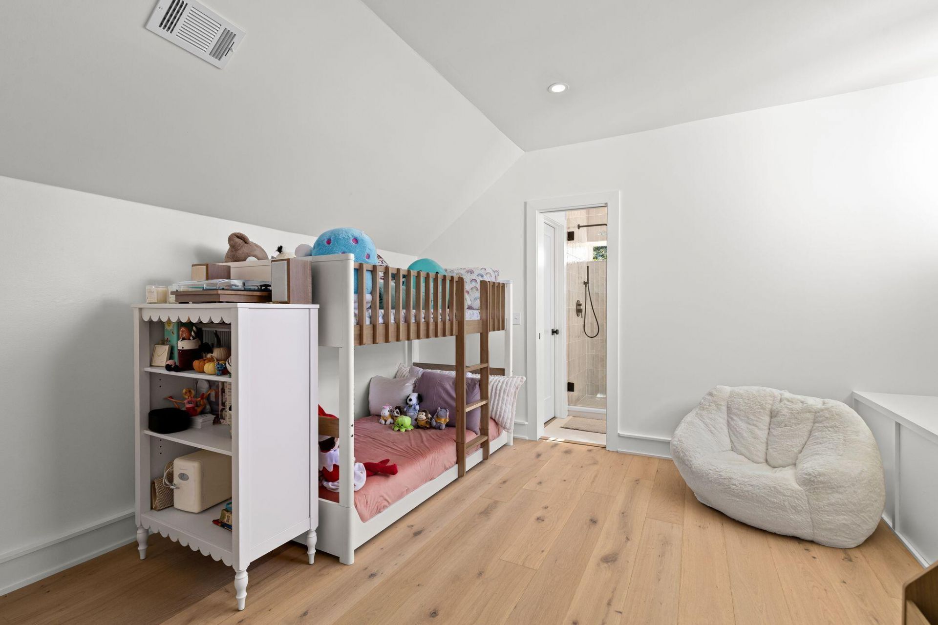 111 Brady Street Photo 32