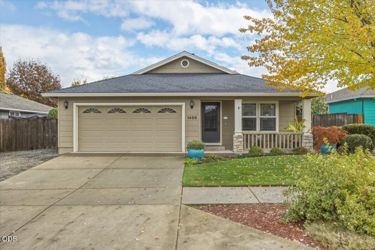 1455 Elaine Way, Medford, OR 97501 Main Photo