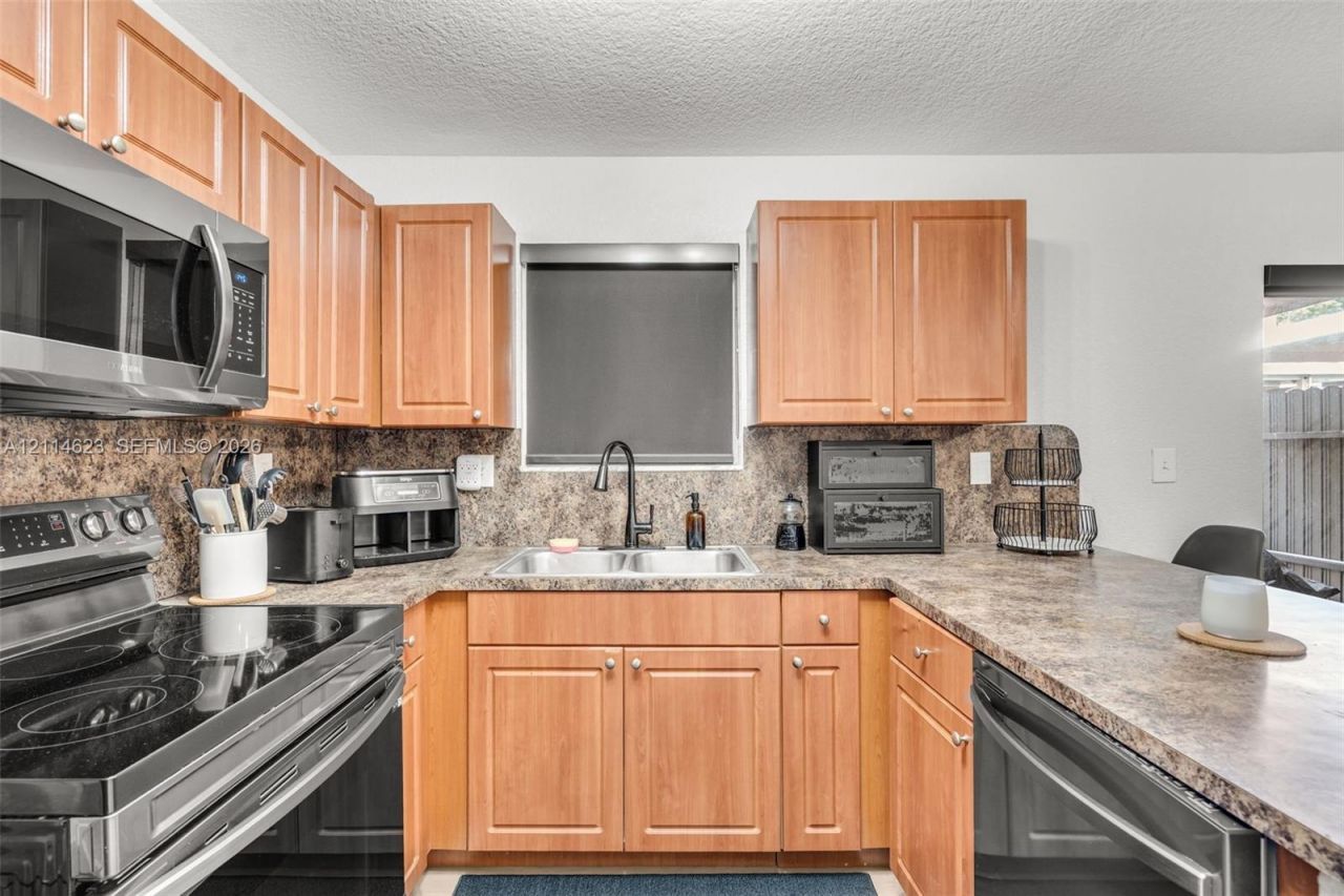 11486 NW 94th Pl , Unit 2, Hialeah Gardens, FL 33018 Photo