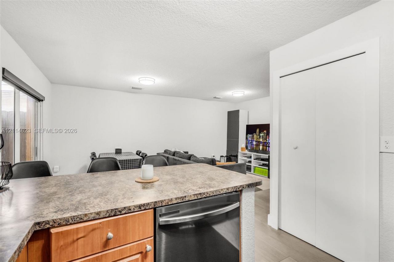 11486 NW 94th Pl , Unit 2, Hialeah Gardens, FL 33018 Photo
