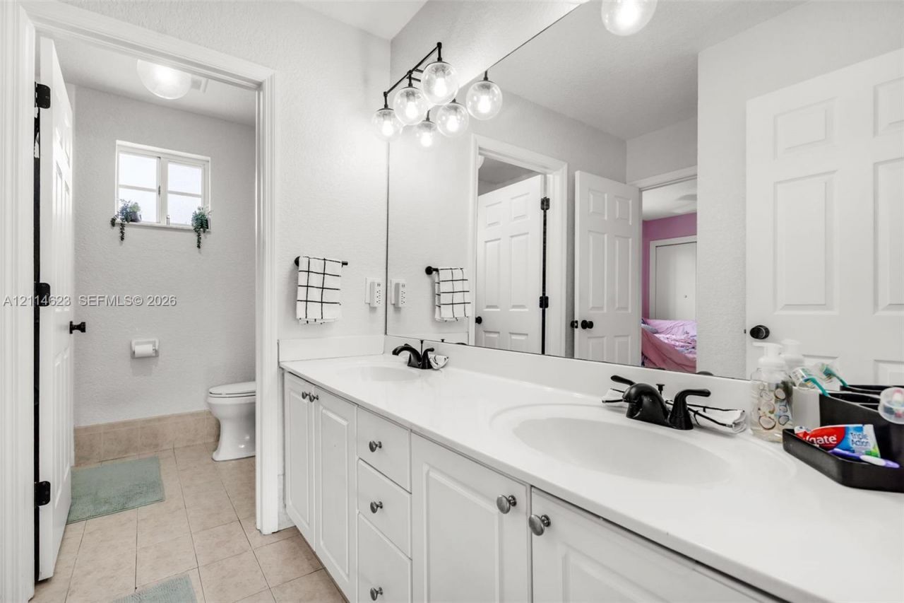 11486 NW 94th Pl , Unit 2, Hialeah Gardens, FL 33018 Photo