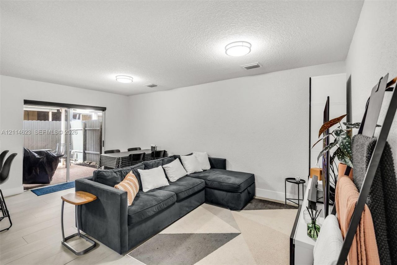 11486 NW 94th Pl , Unit 2, Hialeah Gardens, FL 33018 Photo