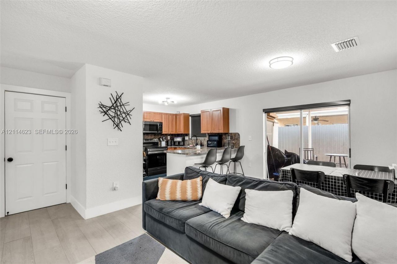 11486 NW 94th Pl , Unit 2, Hialeah Gardens, FL 33018 Photo