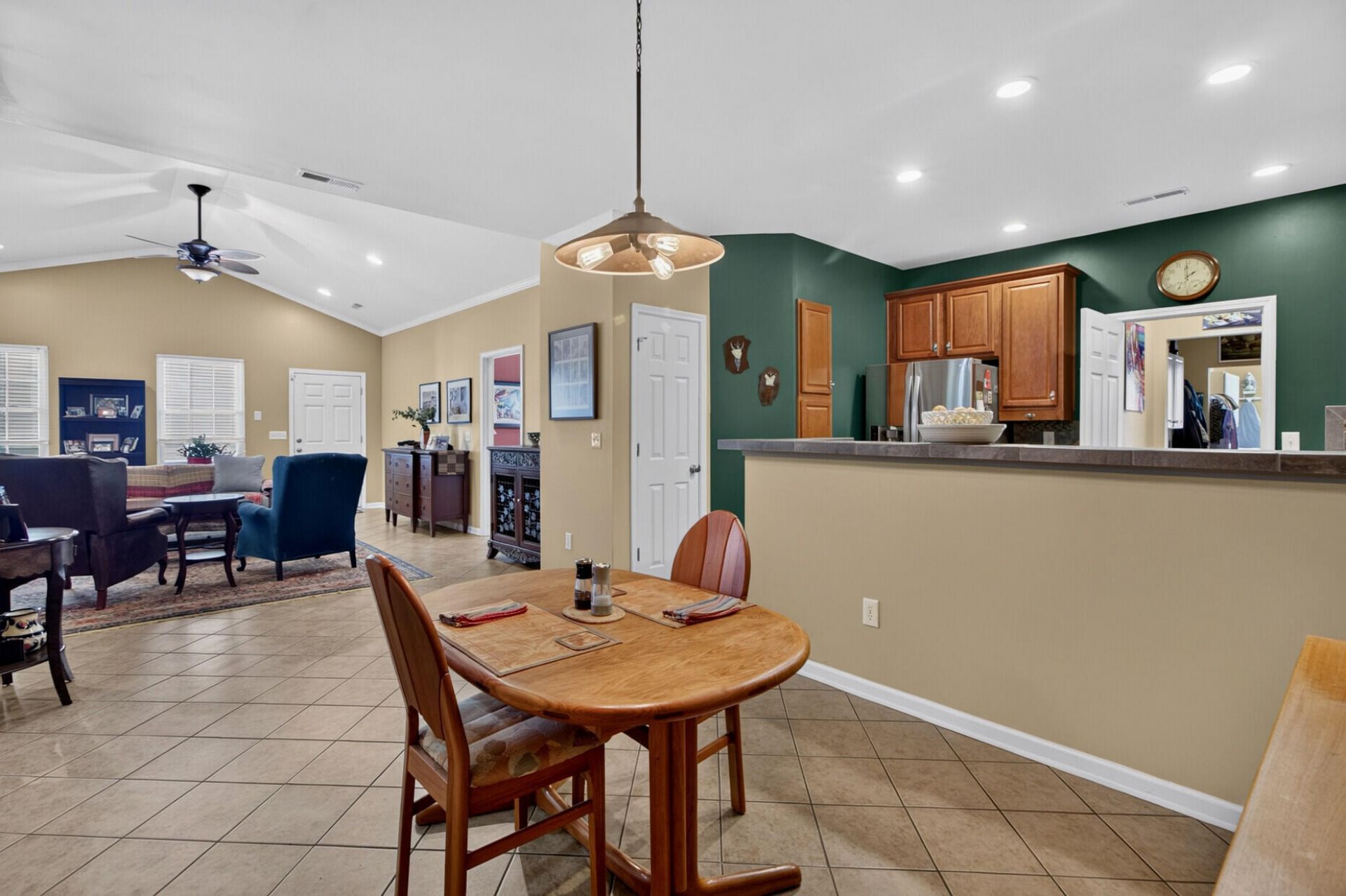 193 Larissa Drive Photo 4