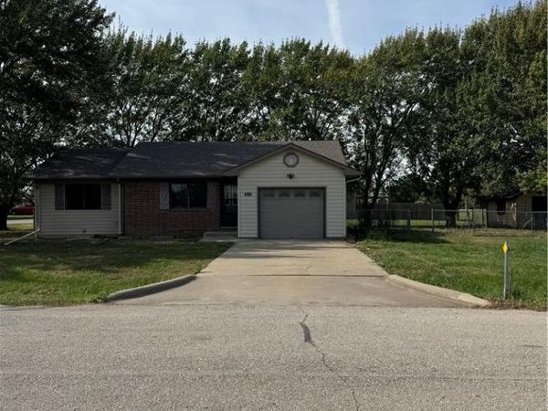 814 S 15th Street, Burlington, KS 66839