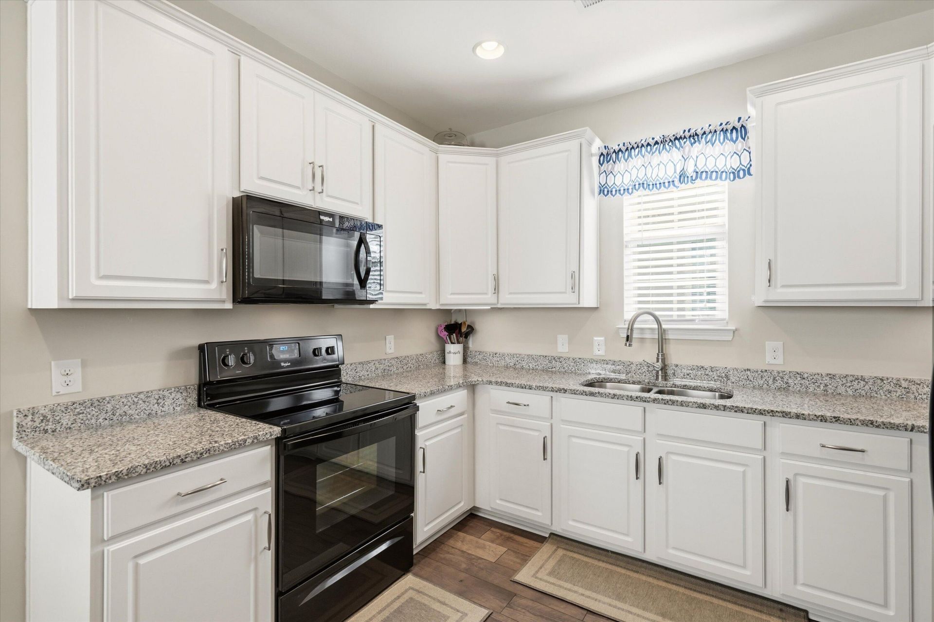 840 Winthrop Street Photo 7
