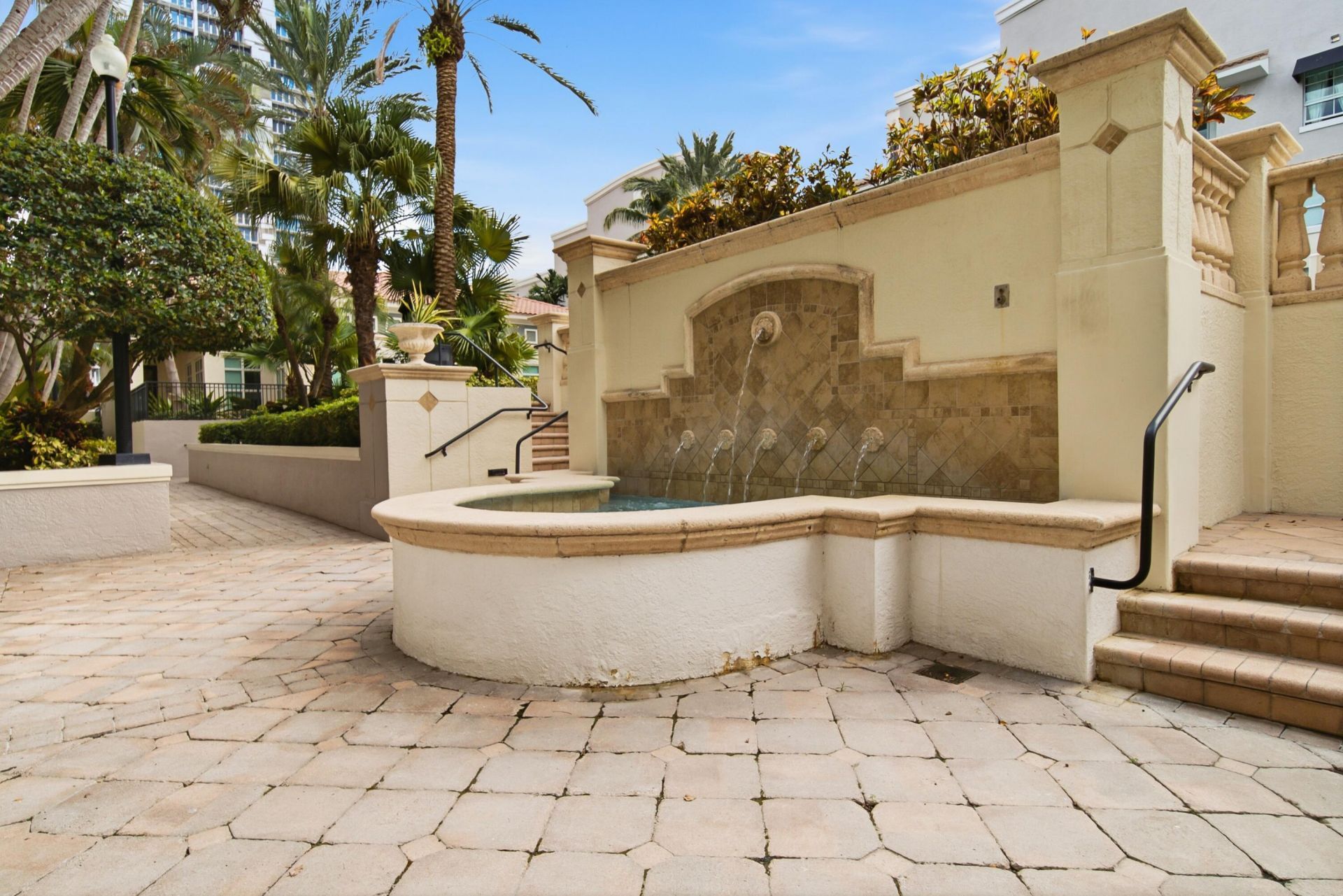 600 S Dixie Highway, Unit 211, West Palm Beach, FL 33401 Photo