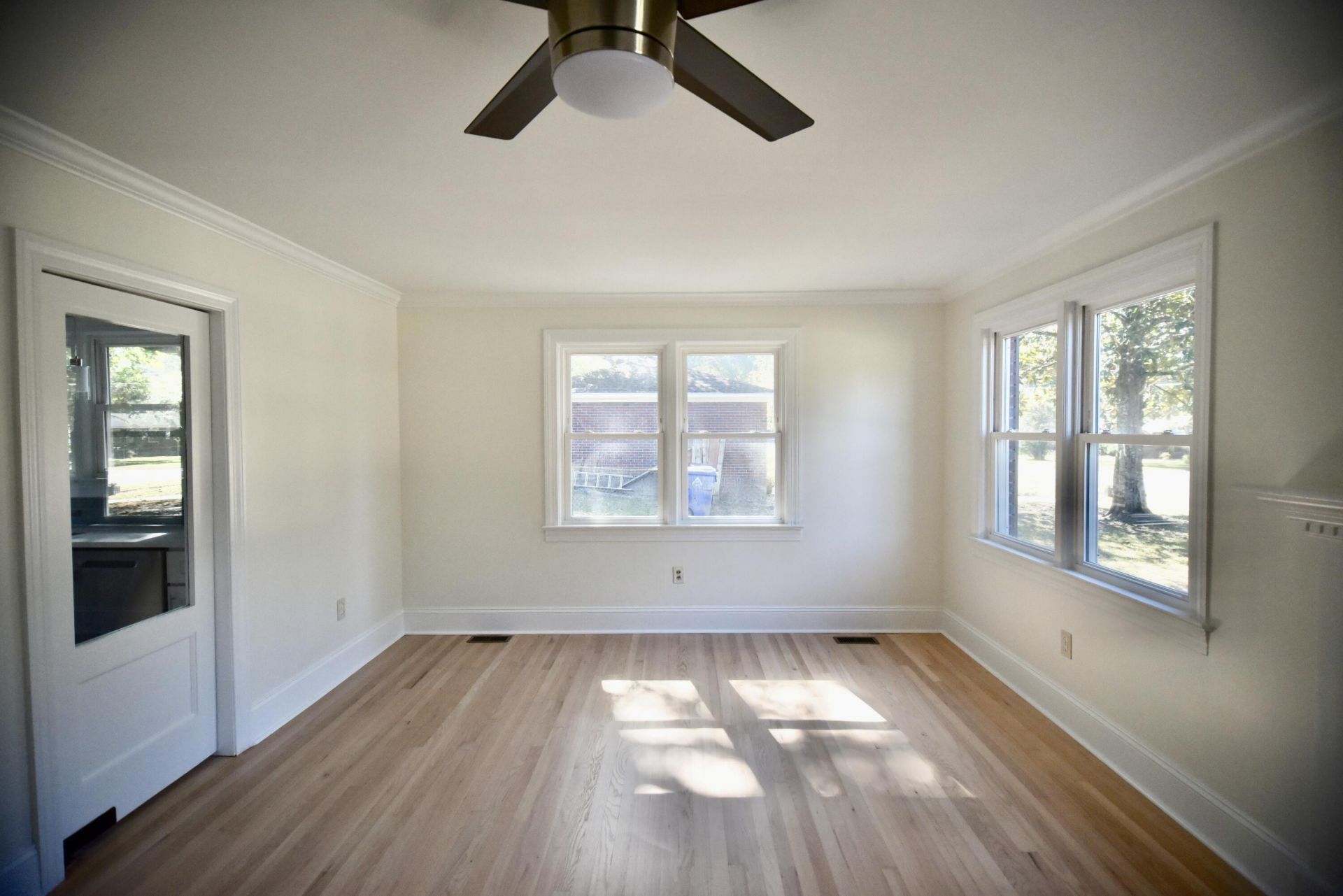 5068 Victoria Avenue Photo 7