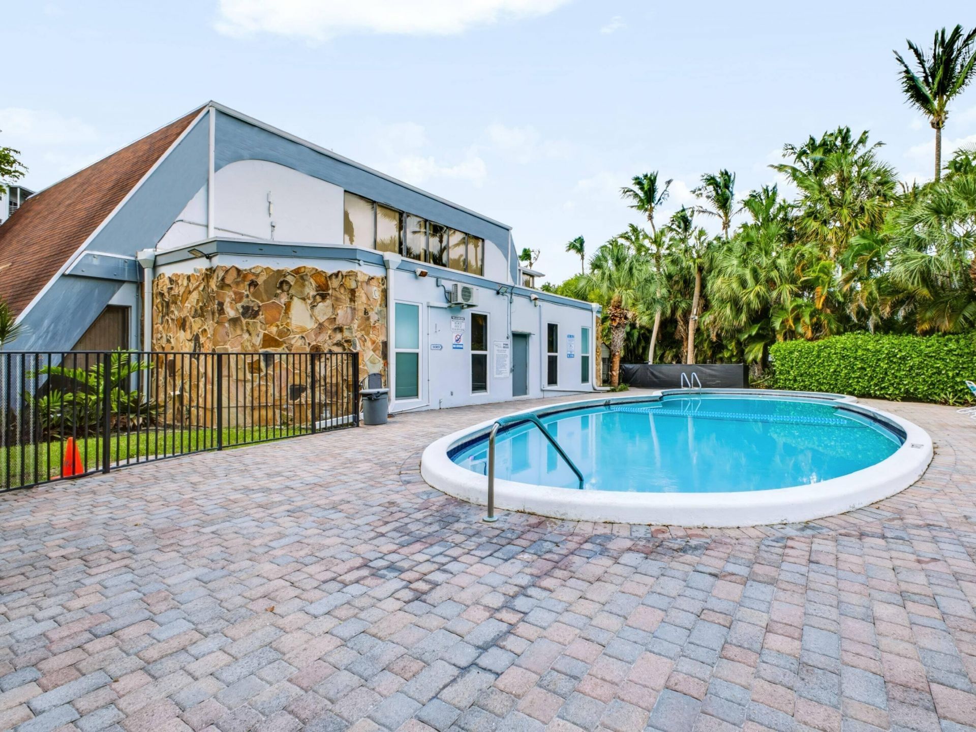 1425 Atlantic Shores Boulevard, Unit 307, Hallandale Beach, FL 33009 Photo